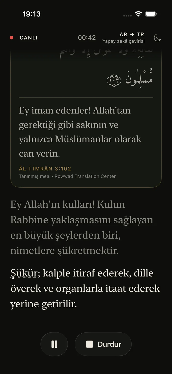 Hutbe sırasında uygulama: Türkçe çeviri ve kart olarak gösterilen bir Kur’an ayeti